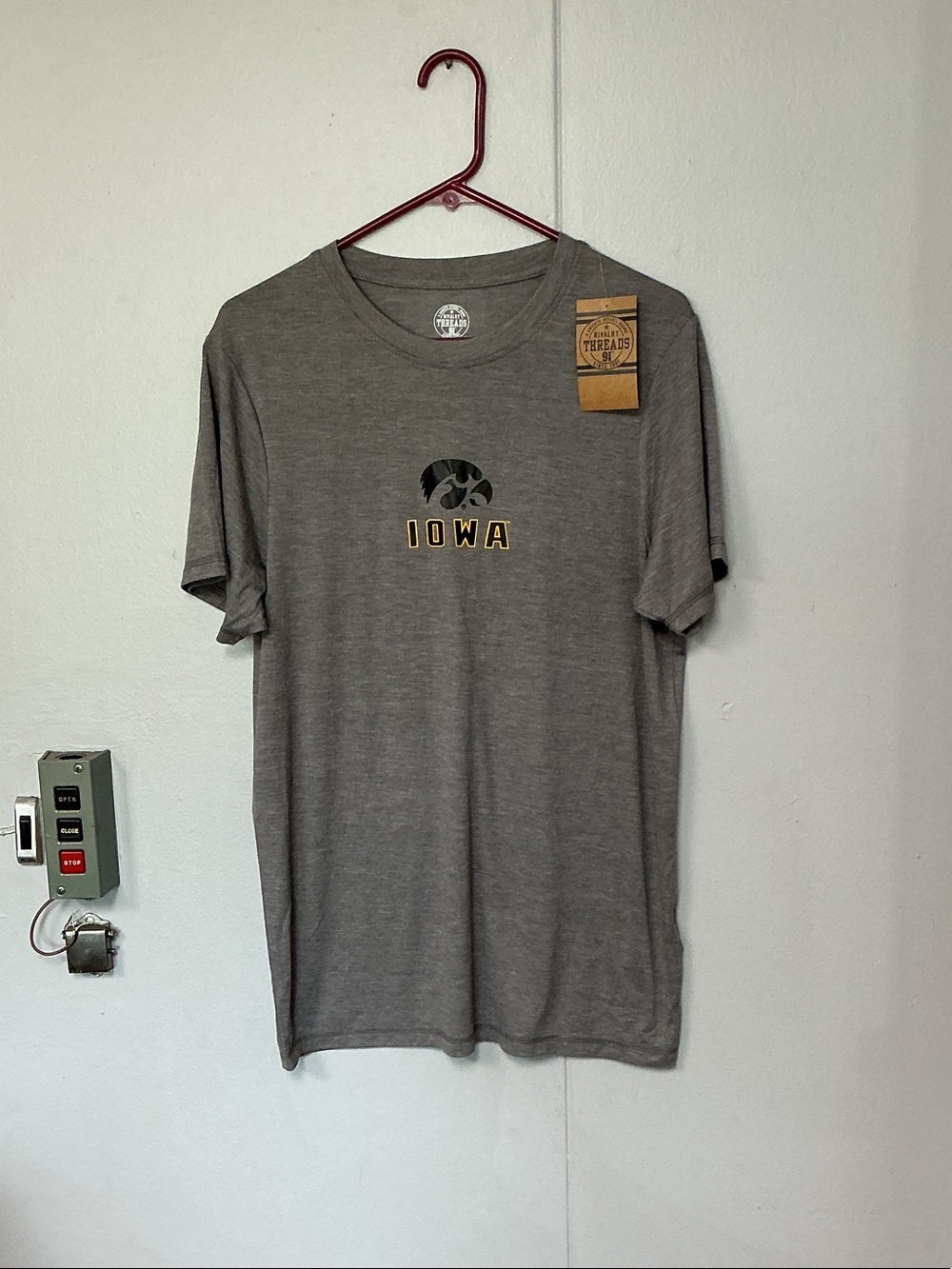 Rivalry Threads Men’s Iowa Hawkeyes Gray Short-Sleeve Tee